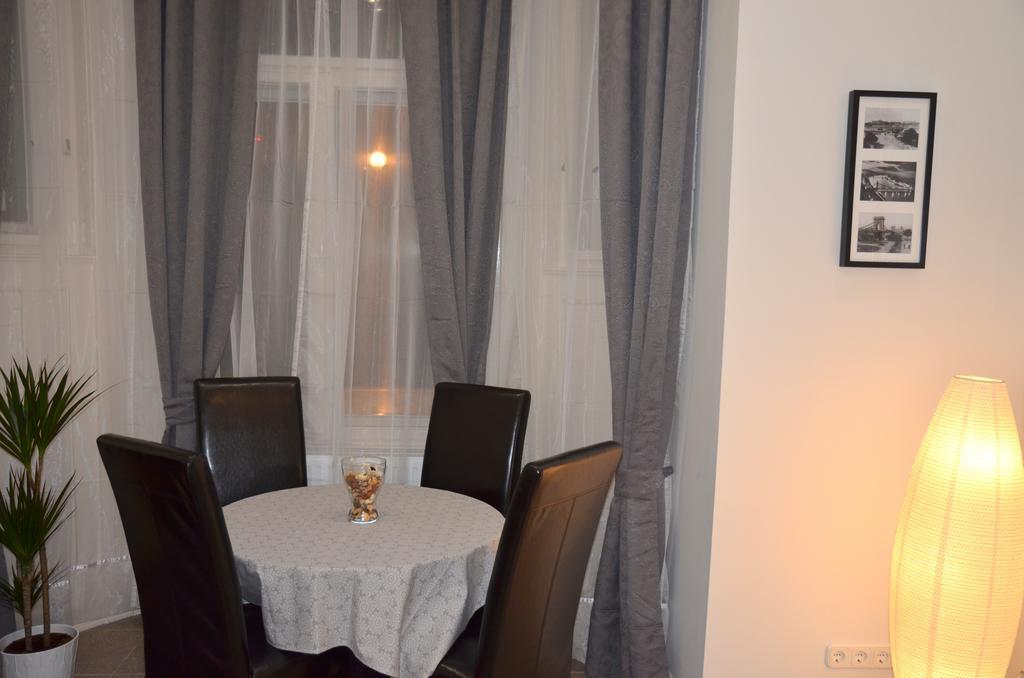 Vaci Street Downtown Apartments Budapest Room photo