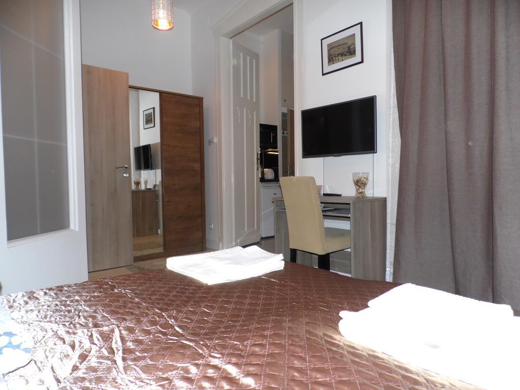 Vaci Street Downtown Apartments Budapest Room photo